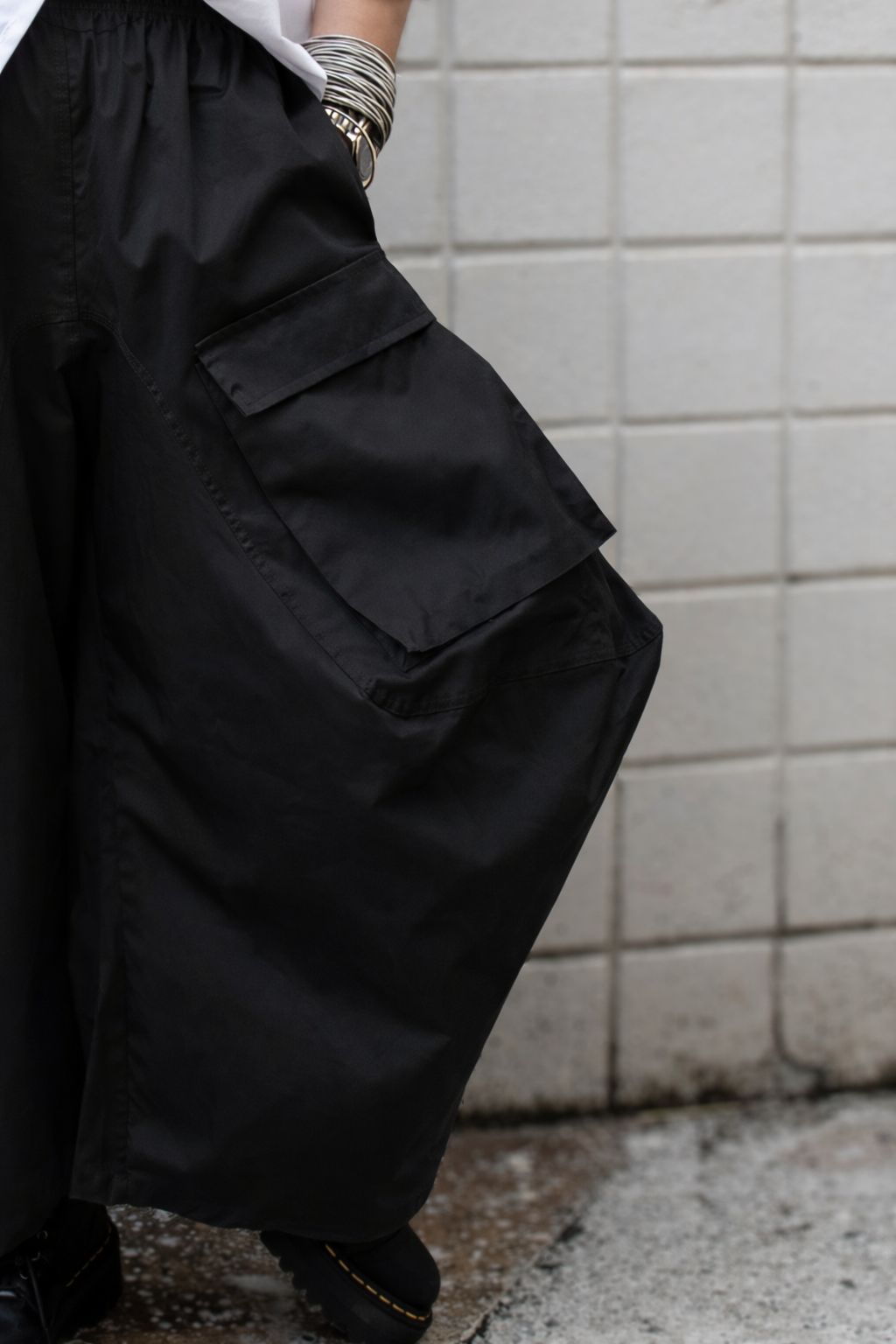 Hendrik Willem Barrel Cargo Pant in black – Cotton Twill